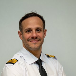 Fondateur de FAR AWAY, pilote professionnel